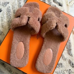 HERMES ORAN SANDALS. Woolskin. Rose Aube